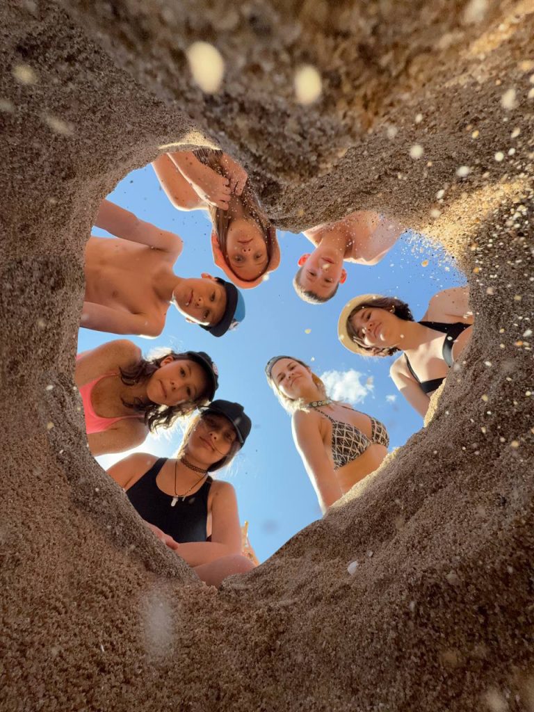https://ru.usb-travel.com/wp-content/uploads/sites/6/2025/11/Beach_photo_berlin_golden_sands_animation-768x1024.jpg